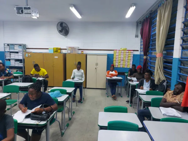 Foto colorida de uma das salas de aula do projeto de ensino da língua portuguesa a imigrantes na cidade de São Paulo - Metrópoles