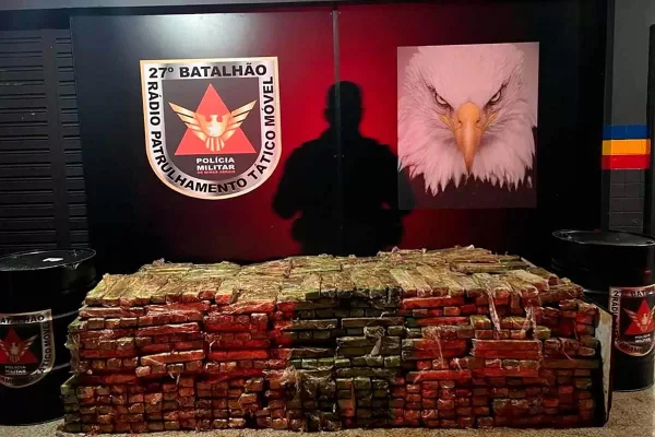 Caminhão com barras de maconha tomba em frente a batalhão da PM