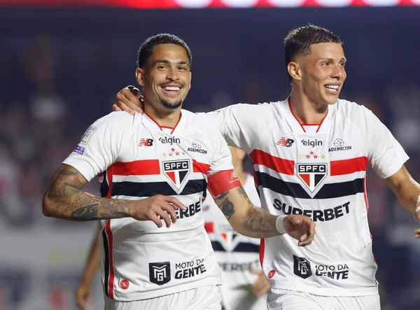 Luciano e Gustavo Santana comemoram gol do São Paulo