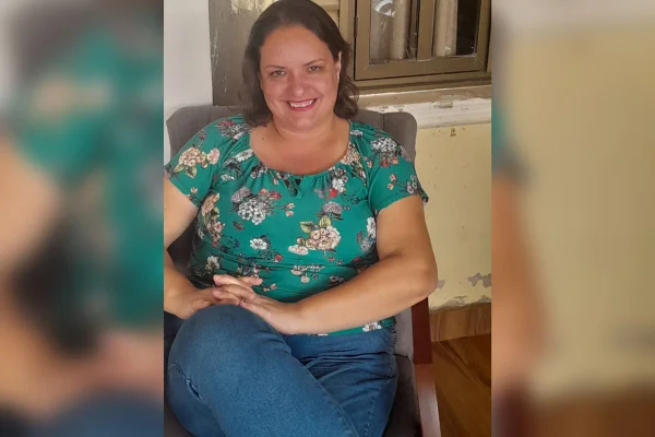 Foto colorida de Karine Lisboa, paciente que descobriu câncer de colo de útero - Grávida, mulher descobre câncer de colo de útero durante pré-natal - Metrópoles