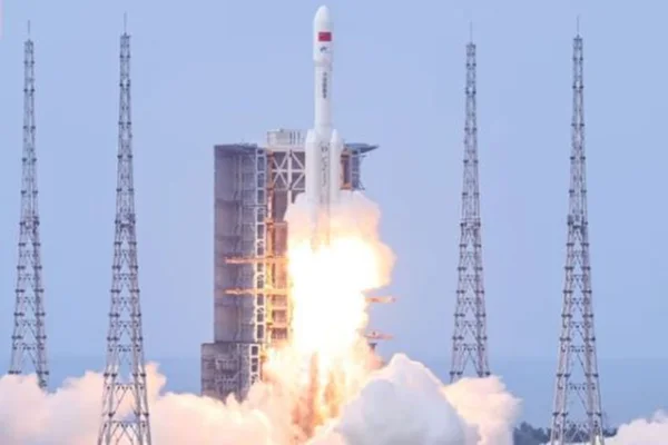 Imagem colorida de nave de carga Tianzhou-10 sendo lançada ao espaço - Metrópoles