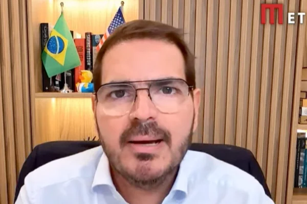 Constantino diz que família Bolsonaro deveria repensar Flávio candidato