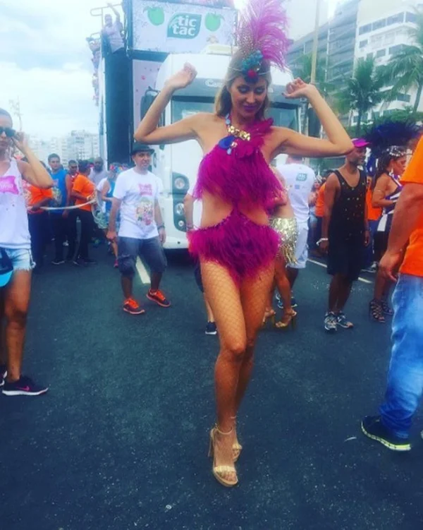 De tirar o fôlego! Ellen Rocche faz ensaio apenas com sutiã e calcinha