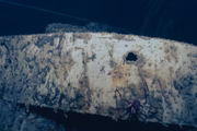 A imagem do cabeçalho mostra o USS Quincy com evidências de corrosão