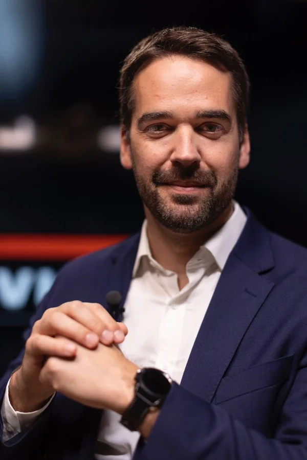Eduardo Leite voa, voa alto, voa mais, e está de volta ao ninho