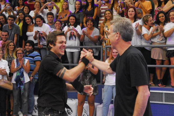 pedro bial cumprimenta max com plateia ao fundo - metrópoles