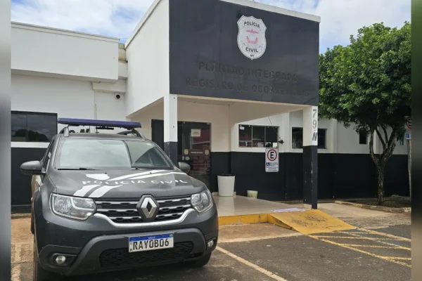 Mulher de peruca e adolescentes cometem sequestro com estilete e arma