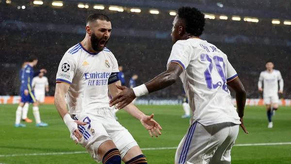Vinícius Júnior e Benzema comemoram gol contra o Chelsea