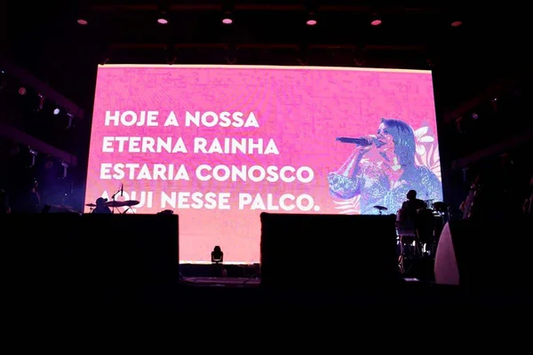 Na Praia homenageia Marília Mendonça em data que ela tocaria no evento