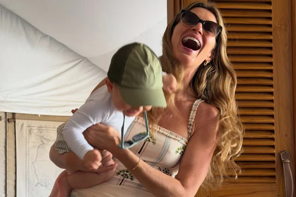 Gisele Bündchen se diverte com River no colo - Metrópoles