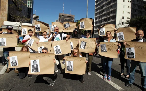 Manifestantes fazem ato contra deputados que foram favoráveis a Temer