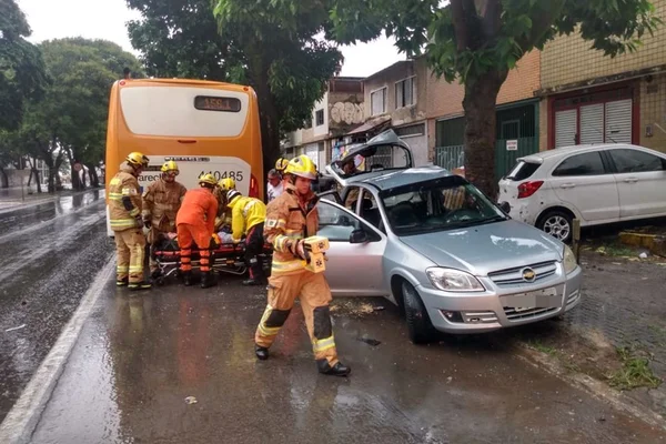 Motorista fica preso às ferragens após bater em ônibus na W3 Sul