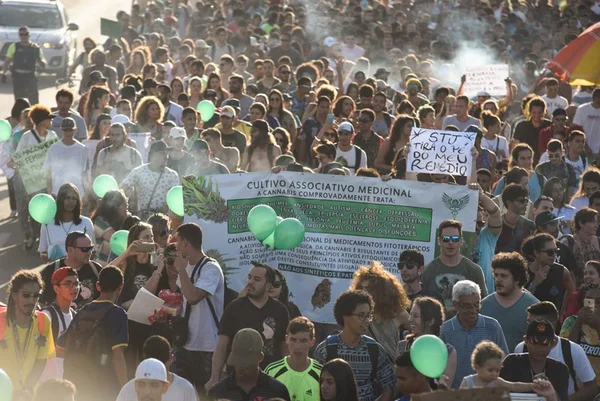 Marcha da Maconha no DF acaba com usuários presos e facas apreendidas
