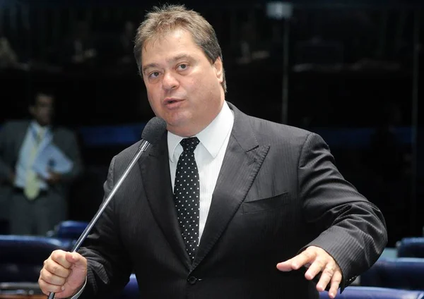 Ex-senador, Gim desiste de candidatura e adia retorno à política