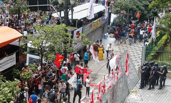 Após protesto e confusão, Câmara aprova reforma da Previdência em SP