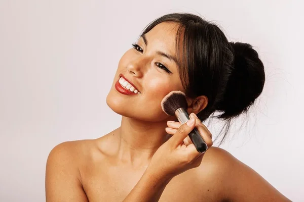 Beleza que se vê: projeto ensina automaquiagem para mulheres cegas
