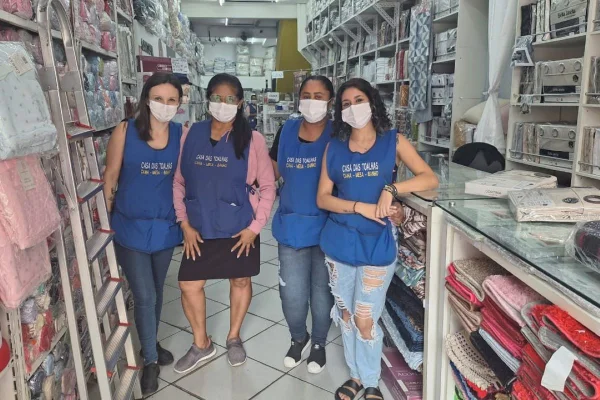 Incêndio no Brás: comerciantes adotam máscaras para poder trabalhar