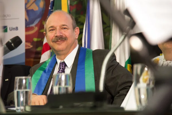 “Vivemos a era de ouro dos antibióticos”, diz Nobel de Medicina em palestra na UnB
