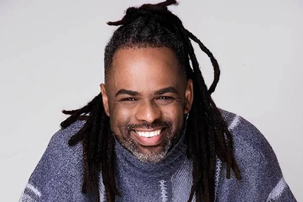 Foto colorida de Manoel Soares sorrindo - Metrópoles