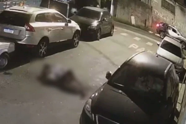 Homem caído no meio da rua após levar tiro de policial militar - Metrópoles
