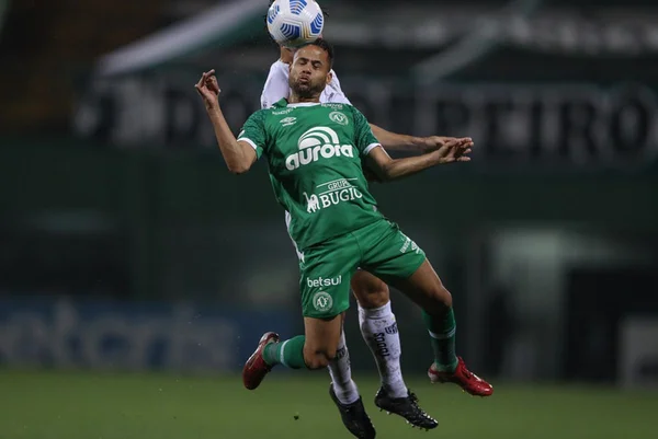 Chape apronta para cima do líder Atlético-MG e arranca empate no Brasileirão