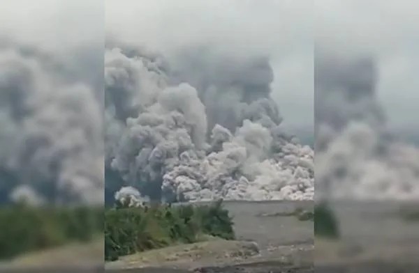 Vulcão entra em erupção na Ilha de Java, na Indonésia
