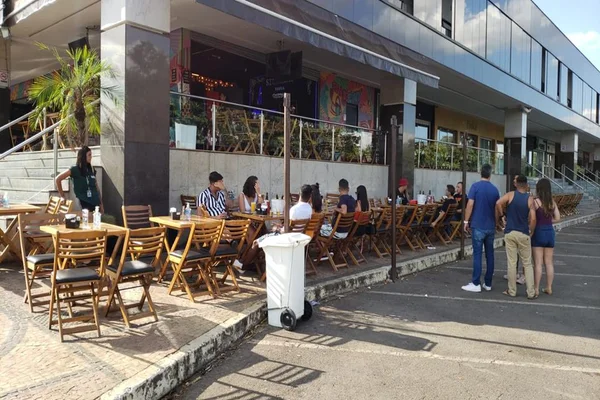 mesas e cadeiras de bar em calçada