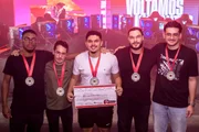 Counter-Strike PC: A equipe Theoric ficou em 2º lugar na competição. Ao centro, o capitão da equipe, Ckeven Lemos de Oliveira, segura o cheque da premiação durante o Metrópoles Game Festival