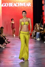 Calça flare Calça flare
