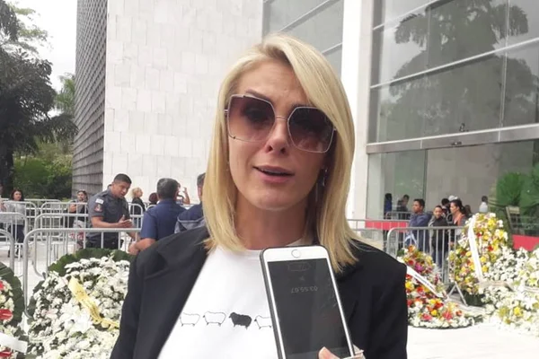 Chorando muito, Ana Hickmann fala sobre Gugu: “Machucado na alma”