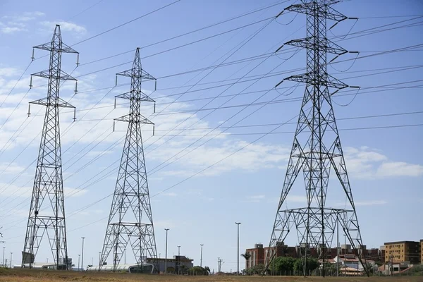 Seca e subsídios fazem conta de luz subir 4 vezes mais que a inflação