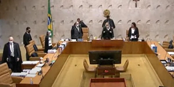 Ministros do STF em plenário, com toga preta e usando máscara contra a Covid-19 - Metrópoles