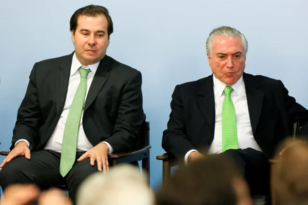 Maia diz que pode suspender recesso para votar denúncia contra Temer