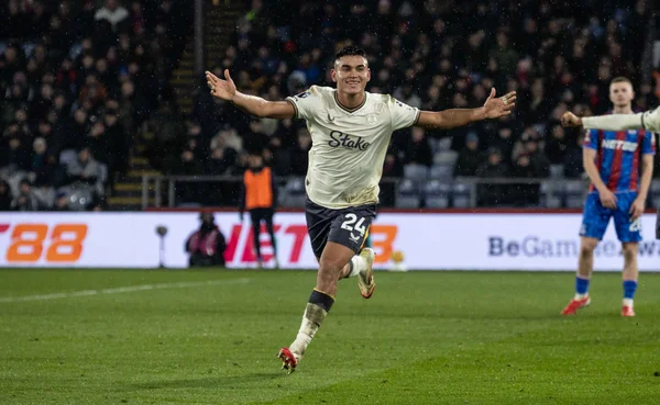 Vídeo: Alcaraz marca gol e dá assistência em sua estreia pelo Everton