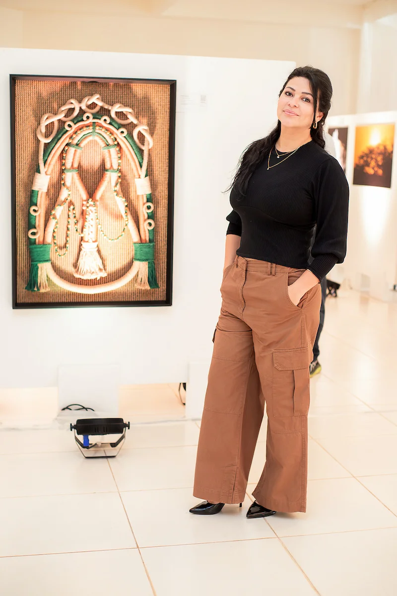 Denise Pamplona com a sua obra "Nossa Senhora" Denise Pamplona com a sua obra "Nossa Senhora"