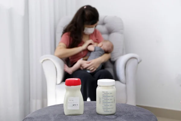 Mãe amamentando criança