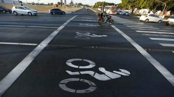 Eixo Monumental ganha “bolsões” para motos antes de semáforos