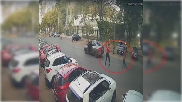 Carros parados em uma rua - Metrópoles