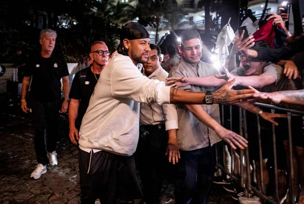 Imagem colorida de Neymar atendendo torcedores - Metrópoles