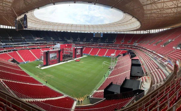 Montagem do palco para o show do The Killers