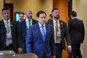 O Secretário de Estado dos EUA, Marco Rubio (M), chega para uma reunião com os demais ministros na Reunião de Ministros das Relações Exteriores do G7