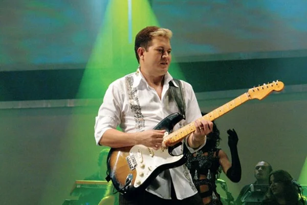 Ximbinha chuta celular de fã durante show e se faz de desentendido