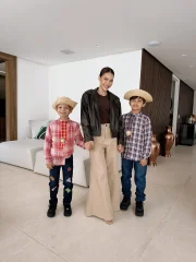 Sarah Poncio e os filhos, João e José Sarah Poncio e os filhos, João e José