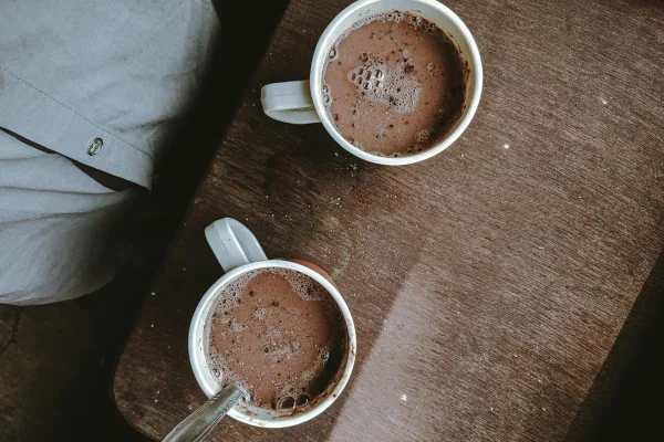 Duas xícaras de chocolate quente