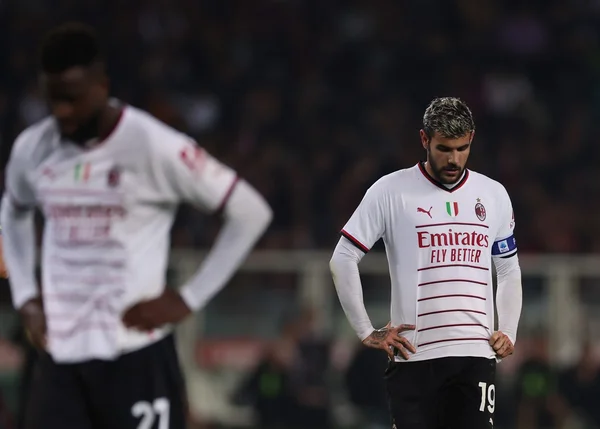 Milan perde para o Torino e fica a seis pontos do líder Napoli