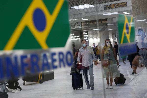 Foto colorida de imagem do aeroporto Santos Dumont, em que aparece a logo da Infraero