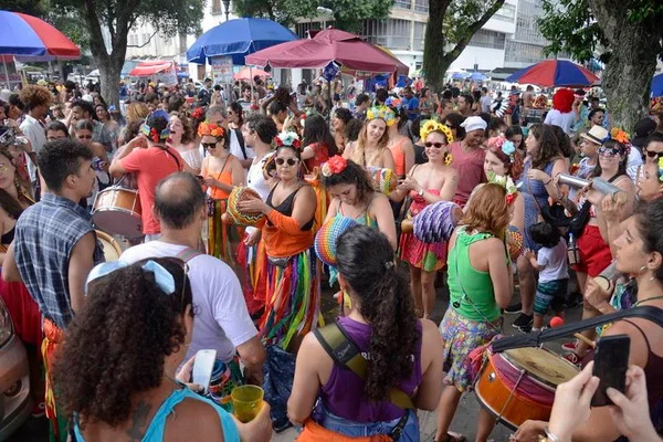 Blocos de carnaval no Rio reuniram mais de 150 mil foliões