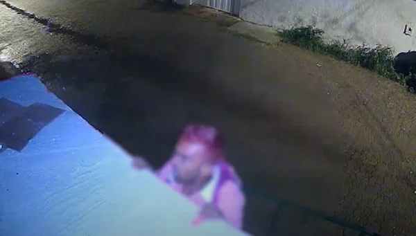 homem invadindo bar