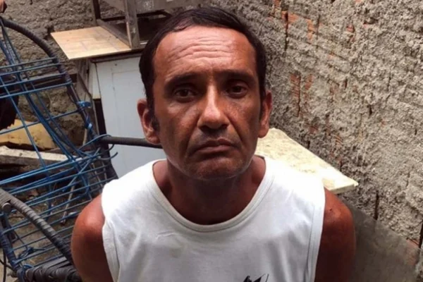 Homem confessa ter degolado mulher e enterrado corpo no quintal