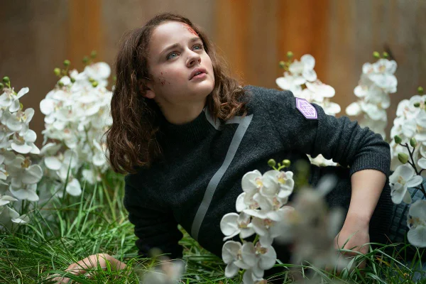 Foto de uma menina branca em meio a flores brancas - Metrópoles